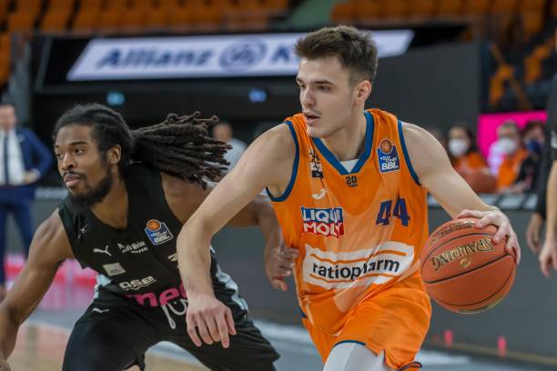 两支球队在 两支球队在